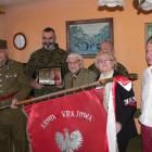 Ppor. Józefa Araka w środku, obok delegacja ze ŚZŻAK Koło Szydłowiec i syn ppor. J....