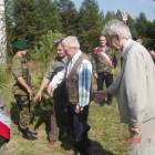 Moment odsłonięcia kamienia na Barwinku w Leśnictwie Kaczka w rocznicę bitwy z...
