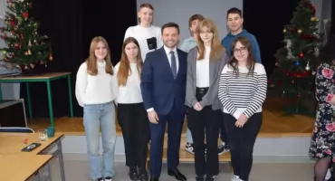 Szydłowiec. Karol Gnat, prezenter telewizyjny, absolwent Liceum Ogólnokształcącego w Szydłowcu gościnnie w murach szkoły
