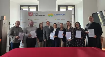 Nowe dotacje na sport dzieci i młodzieży w Szydłowcu: Burmistrz wręczył umowy