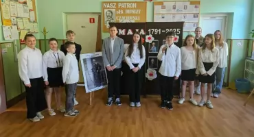 Lekcja historii i patriotyzmu — rocznica Konstytucji 3 Maja w szkole w Skłobach