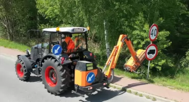 Nowy sprzęt na drogach powiatu! Rozpoczęto sezon koszenia poboczy