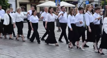80 par na rynku w Szydłowcu! Polonez na rozpoczęcie jubileuszu LO im. Henryka Sienkiewicza