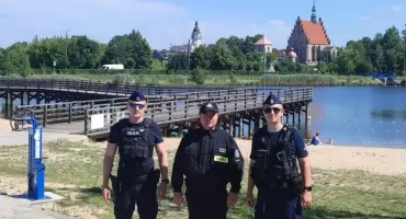 Policjanci i strażacy kontrolują . Bezpieczeństwo nad wodą