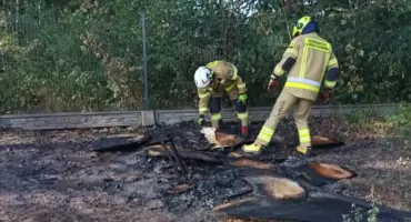 Podwójna interwencja strażaków – pożar palet w Ciepłej i traw w Krogulczy Mokrej