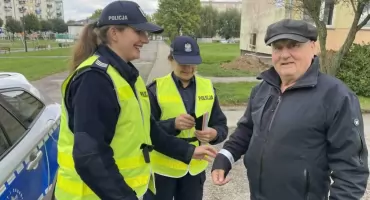 Szydłowieccy seniorzy otrzymali odblaski od policji