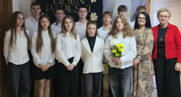 Uroczysta akademia z okazji XXV Dnia Papieskiego w szkole w Ciepłej