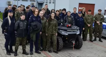 Policyjny dron, sprzęt i rekrutacja – uczniowie w Komendzie w Szydłowcu