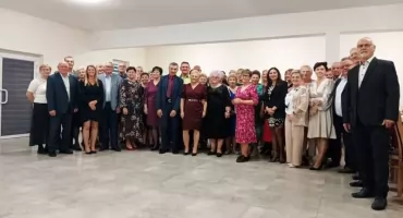 Radość, taniec i wspólne świętowanie – integracyjna zabawa seniorów w Mirowie!