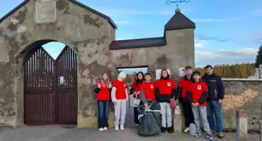Znicze pamięci od młodych wolontariuszy Szkolnego Koła Caritas w Gąsawach
