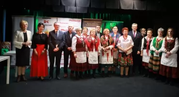 Barbara Frankiewicz i panie z zespołów ludowych z Chlewisk nagrodzone w Zwoleniu