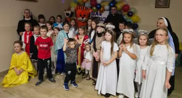 Radośnie i w duchu świątecznym! Bal Wszystkich Świętych w świetlicy Nazaret w Szydłowcu