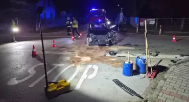 Wypadek dwóch samochodów osobowych – strażacy i medycy w akcji