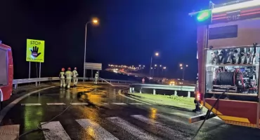 Śliska niespodzianka na zjeździe z S7 – interwencja strażaków z Orońska