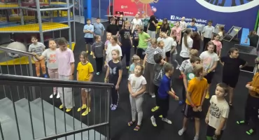 Skoki, śmiech i ulubione przekąski – niezapomniany dzień młodych z parafii w Szydłowcu