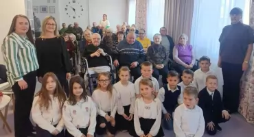 Uczniowie klasy II PSP w Ciepłej świętowali Dzień Seniora w DPS w Łaziskach