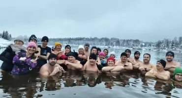 Ekipa Lodowcowa z Chlewisk rozpoczęła sezon morsowania w zimowej scenerii