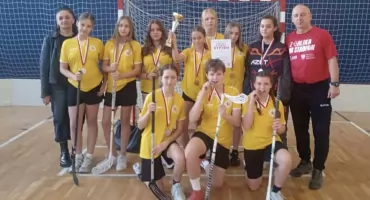 Srebrny sukces Jedynki! Młode unihokeistki wicemistrzyniami Ziemi Radomskiej