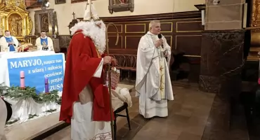 Święty Mikołaj odwiedził parafię w Szydłowcu podczas Rorat