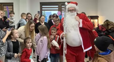 Mikołajkowa radość w Mirowie Nowym. Dzieci spotkały świętego Mikołaja