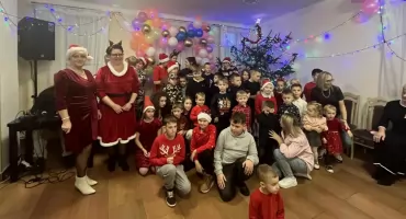 Święty Mikołaj odwiedził Mirówek. Dzieci bawiły się w świetlicy wiejskiej