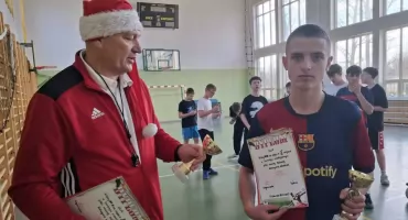 Wyniki Turnieju Mikołajkowego w piłkę nożną halową w Chlewiskach
