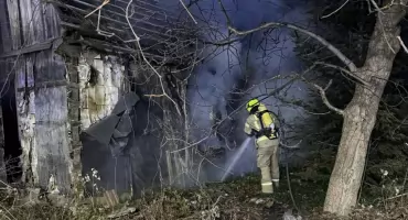 Nocny pożar pustostanu w Chronówku. Szybka interwencja strażaków