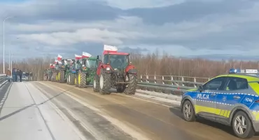 Rolnicy protestowali w gminie Orońsko. Traktory na wiadukcie nad drogą S7