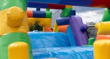 Producent dmuchańców wyjaśnia: z czego robi się profesjonalne dmuchańce i jak rozpoznać dobrą jakość?