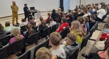 Bezpieczne Ferie 2026 – policjantka i strażak edukowali uczniów szydłowieckich szkół