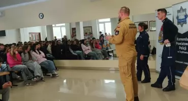 Bezpieczne ferie bez nudy. Mundurowi spotkali się z klasami mundurowymi w Szydłowcu