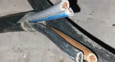 Wpadli na gorącym uczynku. Kradli kable przy trasie S7