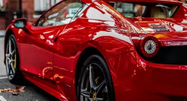 Ferrari, jacht i fikcyjne iPhony. Biznesmen z zarzutami na 1,1 miliona złotych