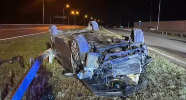 Dachowanie samochodu na S7. Służby w akcji